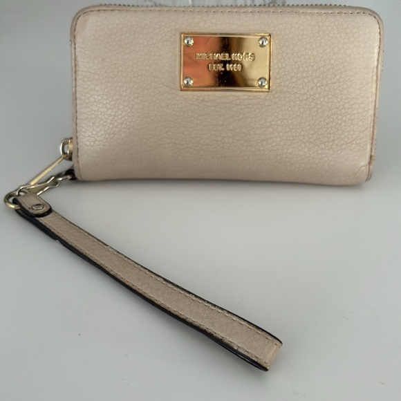 Michael Kors, cream, leather wristlet - Picture 11 of 11